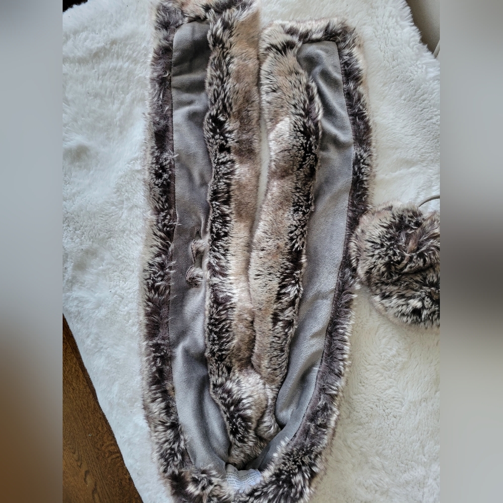 Faux fur stole/scarf with earmuffs 🐻‍❄️ - Picture 2 of 4